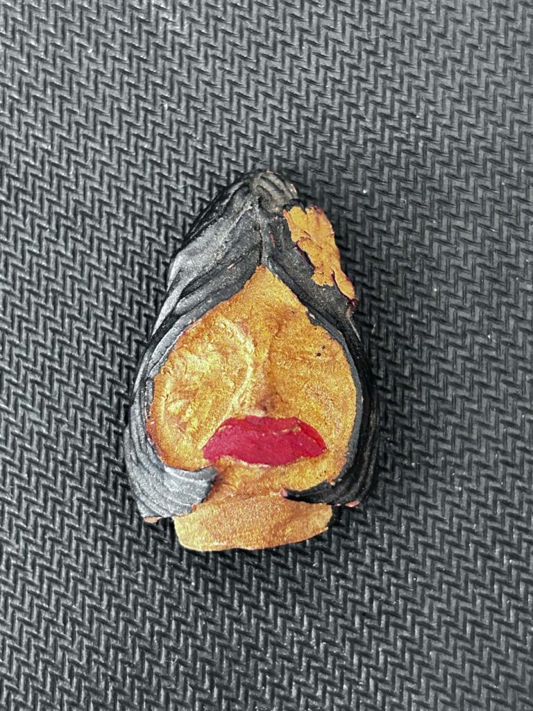 Figuras en cuesco de palta