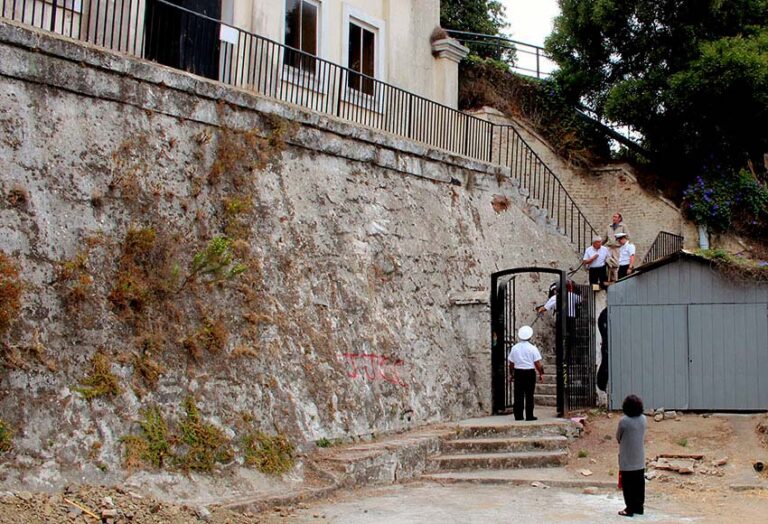 Fotografía Neco y Oficial en la escalera